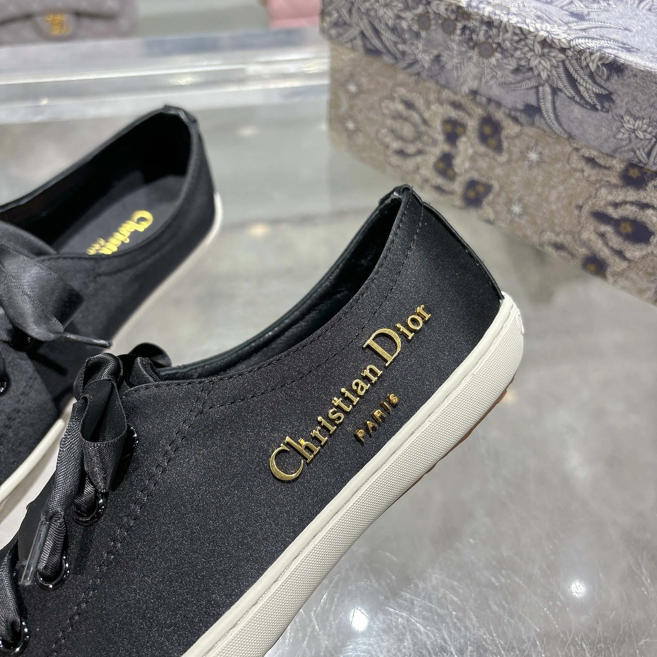 👟👟Ex-factory price 440👟👟 Dior ballet-style casual shoes, the same style as celebrities, satin fabric, breathable mesh lining, sheepskin for feet, wear-resistant rubber sole, size 35-40.